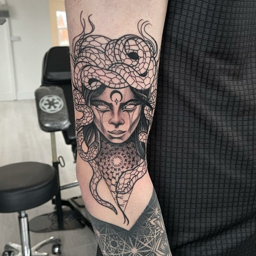 Medusa-Snakes-Black-White-Tattoo